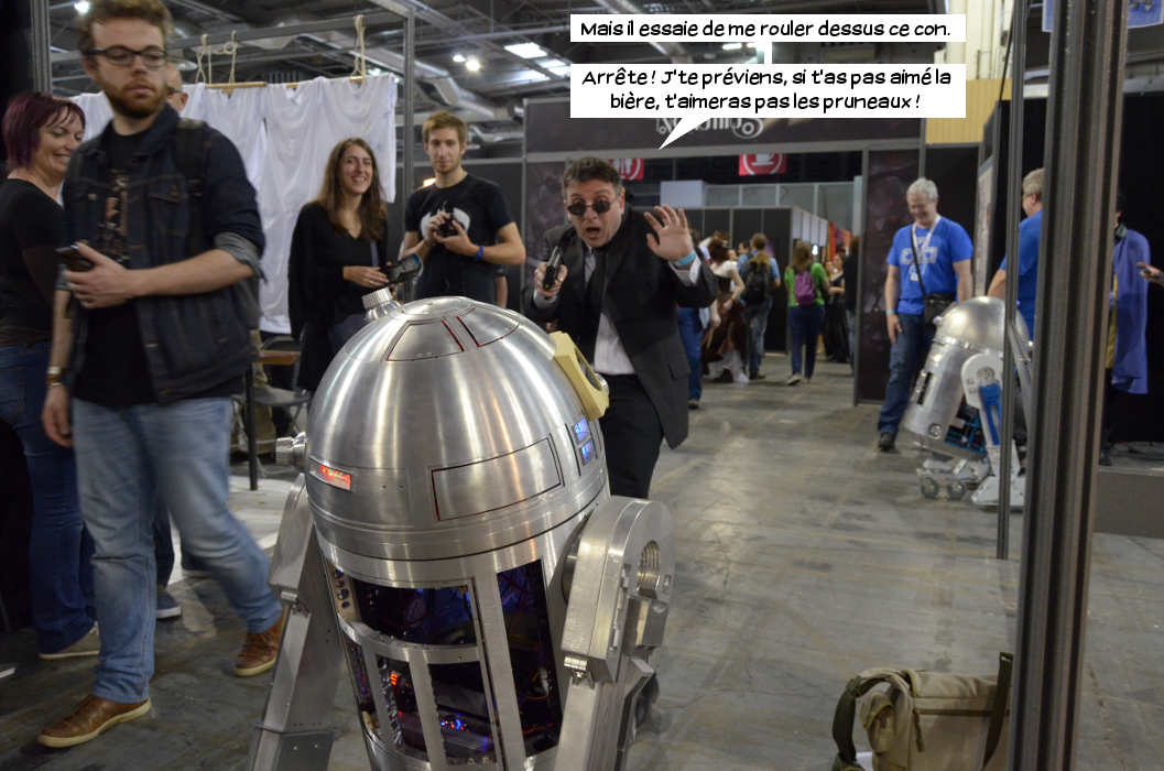  Jake (face à R2D2): Mais il essaie de me rouler dessus ce con. Arrête! J'te préviens, si t'as pas aimé la bière, t'aimeras pas les pruneaux!